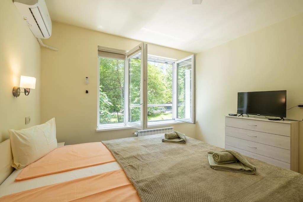Top Location, Brand New 3 Bdrm Apt & Free Parking София Экстерьер фото